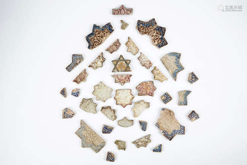 Un lot de fragments de carreaux de revtement en forme d'Žtoile, Kashan, Iran, 13/14me