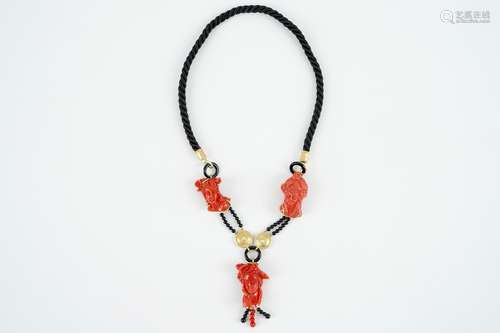 Un collier de trois sculptures en corail, Italie, 20me