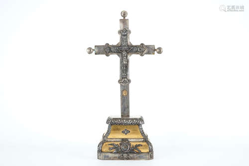 Un grand crucifix reliquaire en argent et cuivre, 18/19me