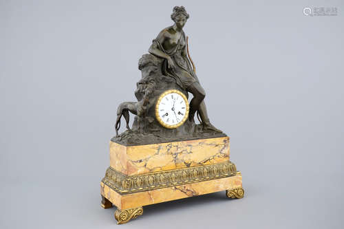 Une pendule en marbre jaune de Sienne et bronze patinŽ, Žpoque Restauration Charles X, vers 1820-30, France