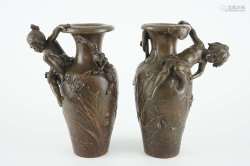 D'aprs Auguste Moreau, Une paire de vases Art Nouveau en bronze, 19/20me