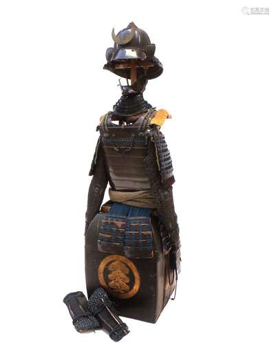 Japanese Samurai Armor Suite with Famille Crest