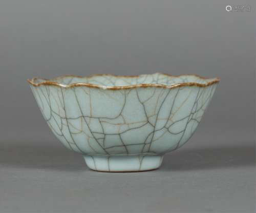 CHINESE GE TYPE GLAZED FOLIATE BOWL