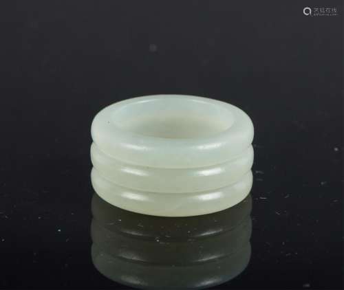 CHINESE QING DYNASTY CELADON JADE RING