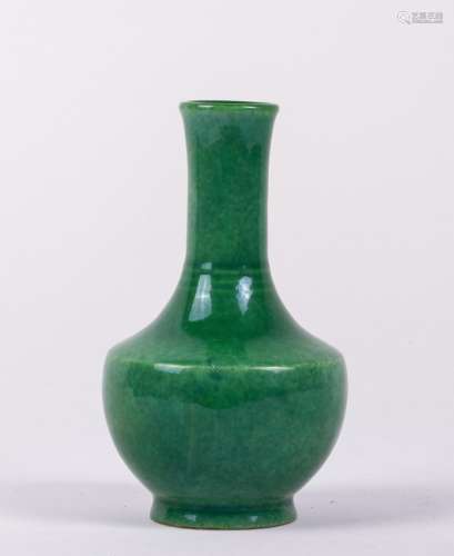 CHINESE APPLE GREEN GLAZED PORCELAIN VASE