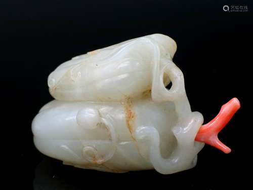 Chinese white jade snuff bottle. Qing Dynasty.