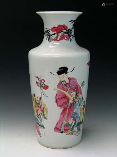 Chinese antique famillie rose porcelain vase. 18th Century.