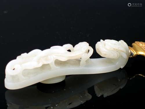 Chinese white jade belt hook, Qing Dynasty.