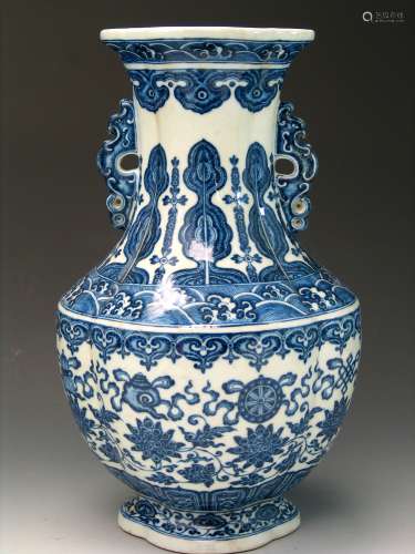 Chinese blue and whire vase. Qianlong Mark.