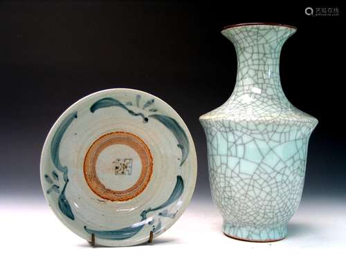 Two Chinese porcelain items.