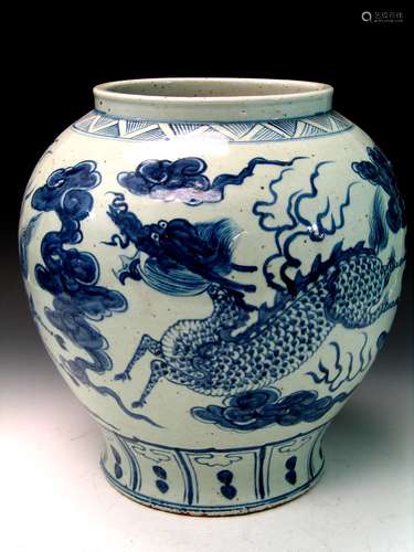 Large antique Chinese blue and white dragon jar. Ming period.