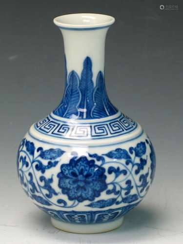 Chinese blue and white porcelain vase, Qianlong Mark.