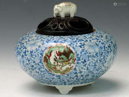 Japanese blue and white porcelain censer . Marked. 19 C
