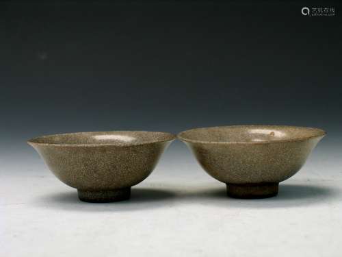 Chines crackle glaze porcelain cups.