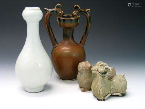 A group of 4 Chinese porcelain items.