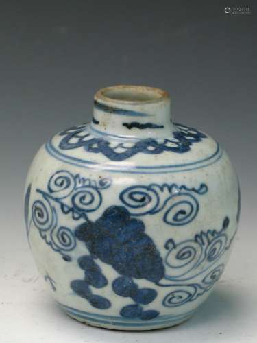 Chinese blue and white porcelain small jar. Ming period.