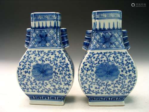 Pair of Chinese blue and white porcelain vases. Qianlong mark.