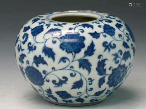 Chinese blue and white small jar.