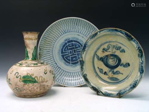 A group of 3 Chinese porcelains