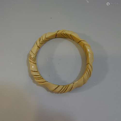 14K GOLD STRINGS AND CARVED BANGLE BRACELET