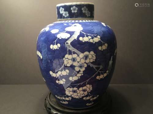 ANTIQUE Chinese Large Blue and White Covered Jar, 18-19th Century. 13