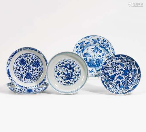 FIVE PLATES IN BLUE AND WHITE.