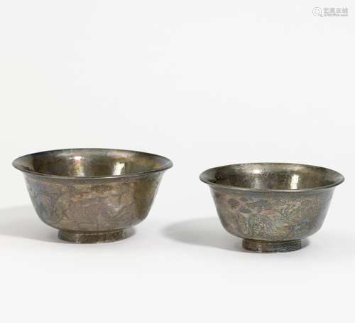 PAIR OF BOWLS<br>China.