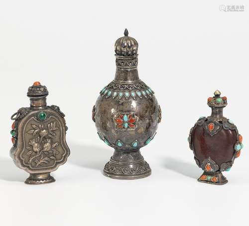 THREE SNUFF BOTTLES.