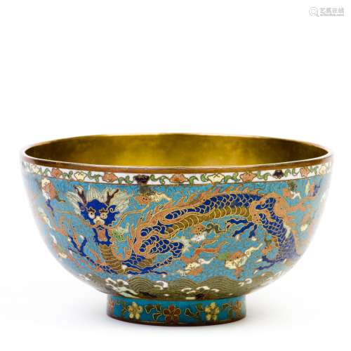 A LARGE IMPERIAL CLOISONNE BOWL WITH DRAGONS, QING DYNASTY, 18TH/19TH CENTURY