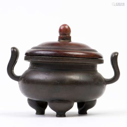 A BRONZE CENSER WITH STAND WITH XUANDE MARK, QING DYNASTY, 18TH CENTURY