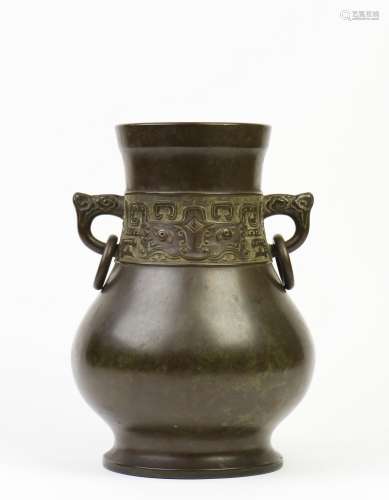 A WARRING STATES STYLE OF BRONZE RITUAL WINE VESSEL WITH DOUBLE TRUMPET-MOUTH VASE , ZUN, QING DYNASY