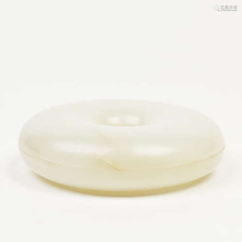 AN IMPERIAL CARVED WHITE JADE ROUND BEADS BOX, QING DYNASTY, 18TH CENTURY