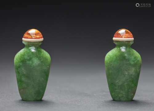 Qing-A Emerald-Green Jadeite Snuff Bottle With Filted Ivory Stand