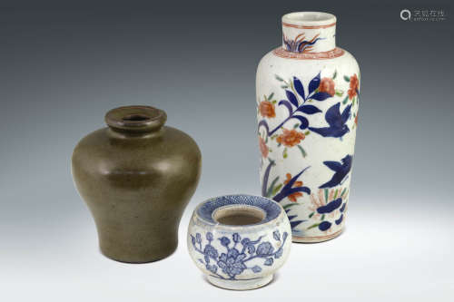 清·茶叶末釉梅瓶、青花花卉纹水洗、粉彩花鸟纹瓶一组三件