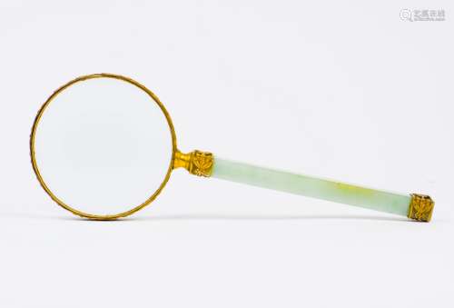 A MAGNIFYING GLASS WITH JADEITE HANDLE, 19/20TH CENTURY