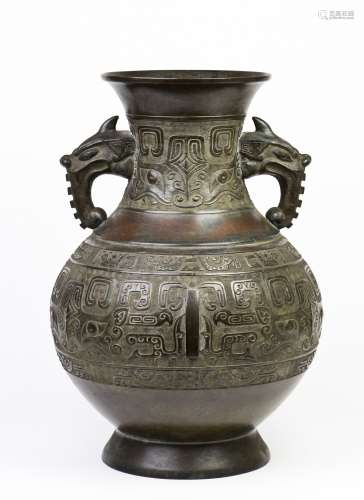A WARRING STATES STYLE OF BRONZE RITUAL WINE VESSEL WITH DOUBLE TRUMPET-MOUTH VASE , 20TH CENTURY