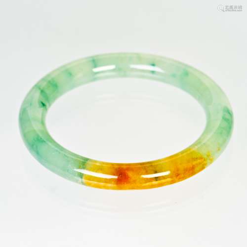 A JADEITE BRACELET WITH GREEN AND RED COLOR