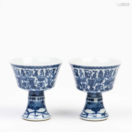 A PAIR OF BLUE AND WHITE STEMCUPS