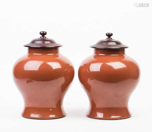 A SET TWO PORCELAIN VASES WITH WOODEN LID