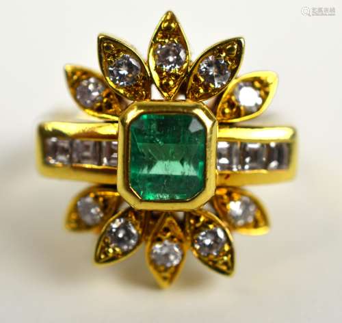 18K Yellow Gold Ring with Emerald & Diamonds