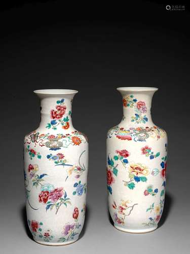 PAIRE DE VASES   EN PORCELAINE FAMILLE ROSE, CHINE, XXe SIÈCLE 