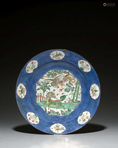 GRAND PLAT EN   PORCELAINE BLEU POUDRÉ ET FAMILLE VERTE, CHINE, DYNASTIE QING, ÉPOQUE KANGXI   (1662-1722)