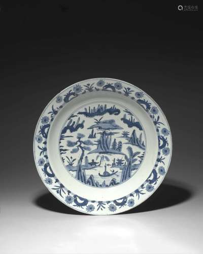 GRAND PLAT EN   PORCELAINE BLEU BLANC, CHINE, DYNASTIE MING, ÉPOQUE JIAJING (1522-1566) 