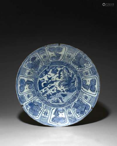 GRAND PLAT EN   PORECELAINE BLEU BLANC, KRAAK, CHINE, FIN DE LA DYNASTIE MING, ÉPOQUE WANLI   (1573-1620) 