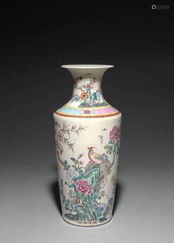 VASE EN   PORCELAINE FAMILLE ROSE, CHINE, DYNASTIE QING, XIXe SIÈCLE 