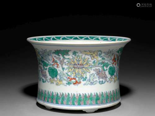 JARDINIÈRE EN   PORCELAINE DOUCAI, CHINE, DYNASTIE QING, ÉPOQUE QIANLONG (1736-1795) 