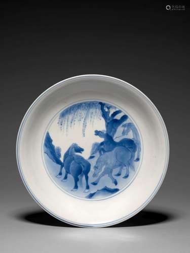 COUPE EN   PORCELAINE BLEU BLANC, DYNASTIE QING, MARQUE ET ÉPOQUE KANGXI (1662-1722) 