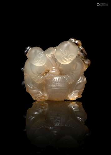 PETIT GROUPE EN   AGATE SCULPTÉ, CHINE, DÉBUT DU XXe SIÈCLE 