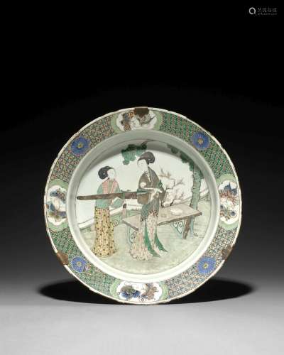 GRAND PLAT EN   PORCELAINE FAMILLE VERTE, CHINE, DYNASTIE QING, ÉPOQUE KANGXI (1662-1722) 