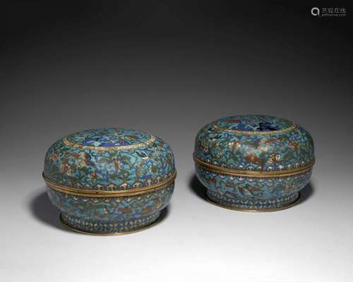 PAIRE DE BOÎTES   COUVERTES EN BRONZE DORÉ ET ÉMAUX CLOISONNÉS, CHINE, DYNASTIE QING, ÉPOQUE   JIAQING (1796-1820) 